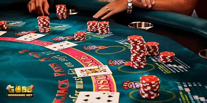 Theo dõi luật chơi Blackjack và sử dụng chiến thuật gấp thếp