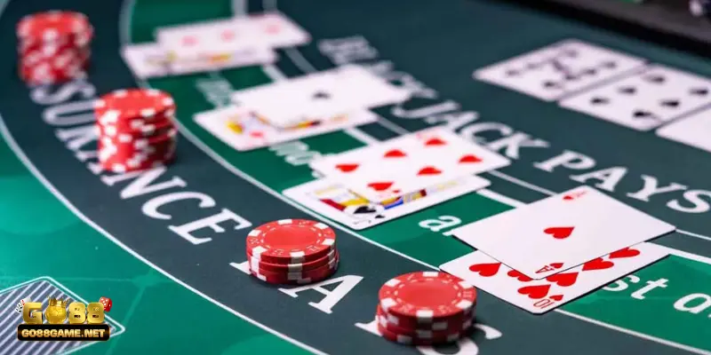 Luật chơi blackjack về bàn cược và các quân bài